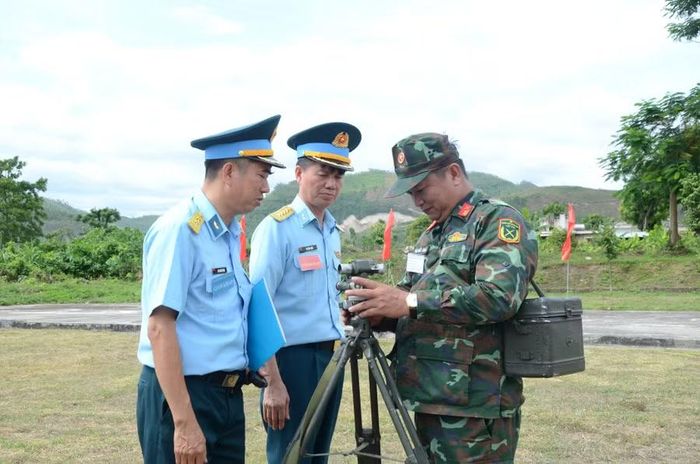 Thí sinh thực hành triển khai phương hướng bàn để tính toán chính xác mục tiêu trên không. Ảnh: H.P