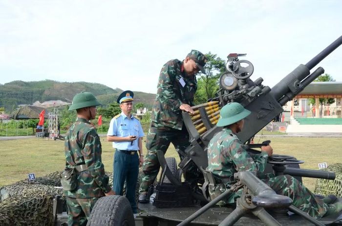 Chủ nhiệm phòng không các tỉnh, thành phố vào vai pháo thủ số 5 để nạp đạn cho pháo phòng không. Ảnh: H.P