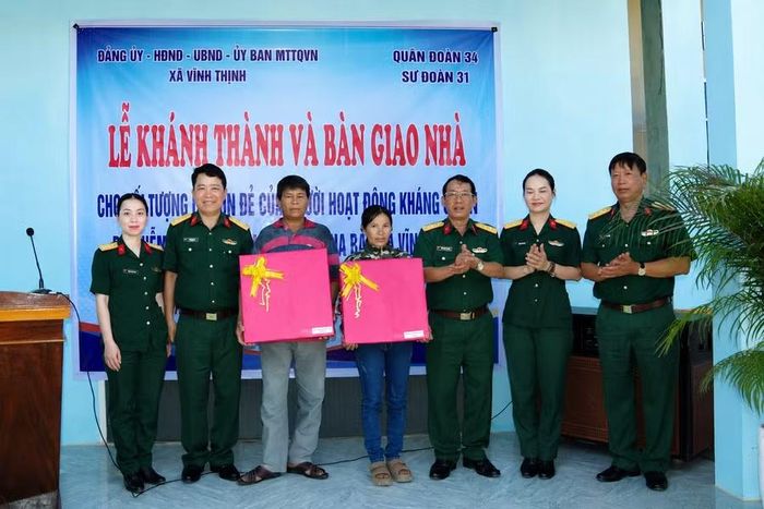  Sư đoàn 31 tặng quà cho gia đình anh Đinh Văn và Đinh Vơn nhân dịp bàn giao nhà. Ảnh: H.P 