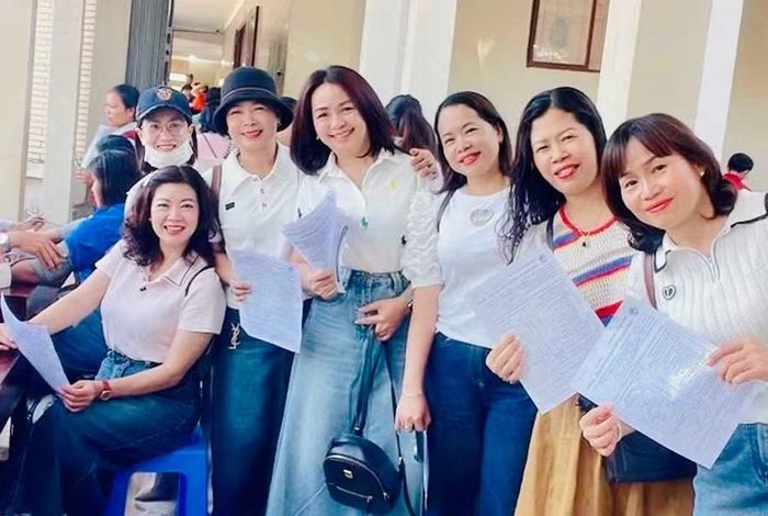 Cán bộ, giáo viên, nhân viên Trường Tiểu học Nguyễn Văn Trỗi (phường Pleiku) đăng ký tham gia hiến máu tình nguyện. Ảnh: ĐVCC 