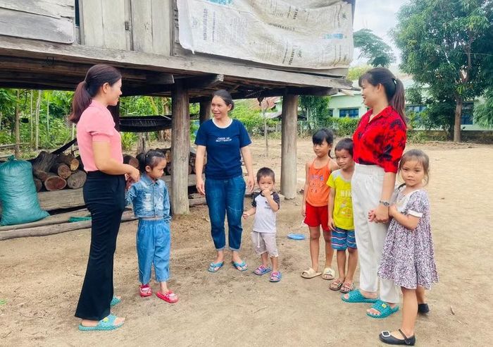  Giáo viên Trường Mẫu giáo Sao Mai xuống trực tiếp các thôn, làng tuyên truyền, vận động phụ huynh đưa các cháu học sinh đúng độ tuổi ra lớp. Ảnh: V.C 