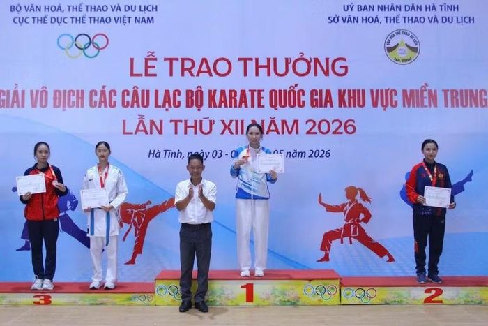  Đoàn Gia Lai (thứ 2 từ phải qua) đã giành đến 19 huy chương ở Giải Vô địch các câu lạc bộ Karate quốc gia khu vực miền Trung lần thứ XII. Ảnh: Công Tuấn 