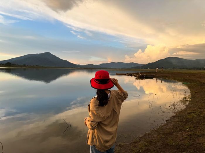  Mỗi người chọn cho mình một cách riêng để tận hưởng vẻ bình yên của buổi chiều Biển Hồ. Ảnh: Hoàng Ngọc 