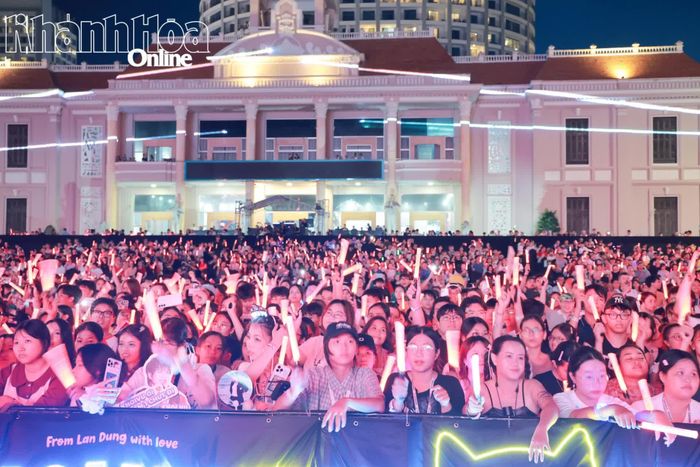 Hàng nghìn khán giả đã đến với đại nhạc hội “Mega Booming Charmora City - Đánh thức tâm điểm Nha Trang Downtown”.