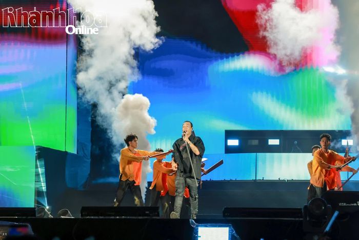 Rocker Phạm Anh Khoa - người con của Khánh Hòa đã có những giây phút thăng hoa dành tặng khán giả quê nhà.