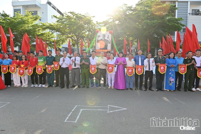 Ban tổ chức đại hội tặng hoa và cờ lưu niệm cho đại diện các khối vận động viên.