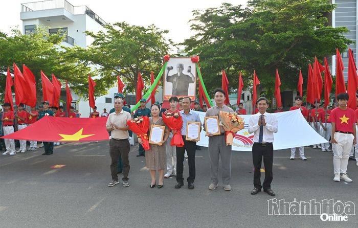 Lãnh đạo phường Nam Nha Trang trao thư cảm ơn và hoa cho các nhà tài trợ đồng hành với phong trào thể thao phường.
