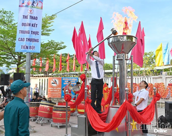 Lãnh đạo phường Nam Nha Trang thực hiện nghi thức đốt đuốc truyền thống. 