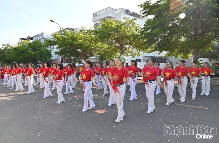 Biểu diễn đồng hành dưỡng sinh tại lễ khai mạc đại hội. 