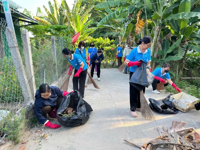 Phụ nữ phường Tây Nha Trang tham gia dọn vệ sinh môi trường.