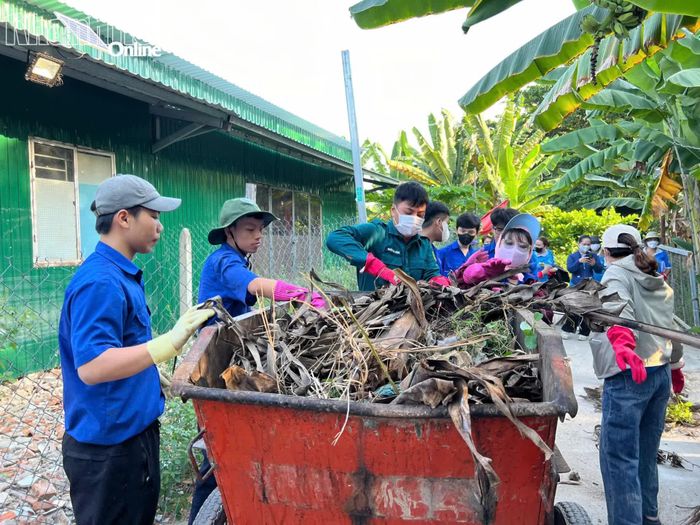 Rác thải được đưa lên xe để đem về điểm tập kết.