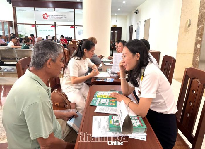 Cán bộ thuế tư vấn, hướng dẫn thủ tục hành chính thuế cho hộ kinh doanh.