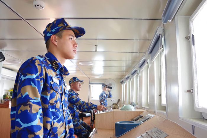 Thủy thủ tàu quan sát trên buồng hành trình.