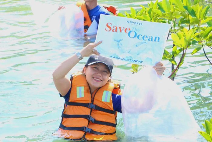 Thành viên tham gia hoạt động thả tôm, cá giống.