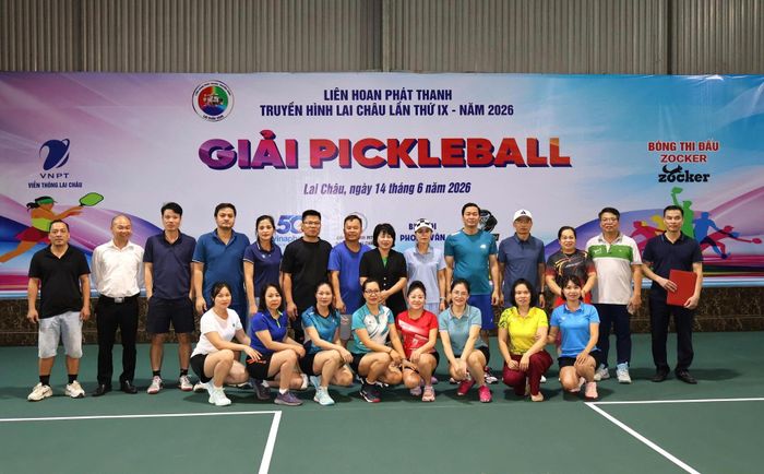 Lãnh đạo và vận động viên chụp ảnh lưu niệm.
