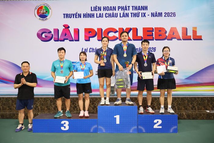 Đại tá Trương Minh Đức - Chỉ huy trưởng Ban Chỉ huy Bộ đội Biên phòng tỉnh trao giải cho nội dung nam - nữ phong trào.
