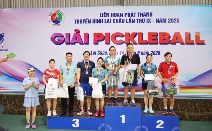 Đồng chí Đào Bích Vân - Tỉnh ủy viên, Giám đốc Báo và Phát thanh, truyền hình Lai Châu trao giải cho nội dung đôi nam - nữ lãnh đạo.