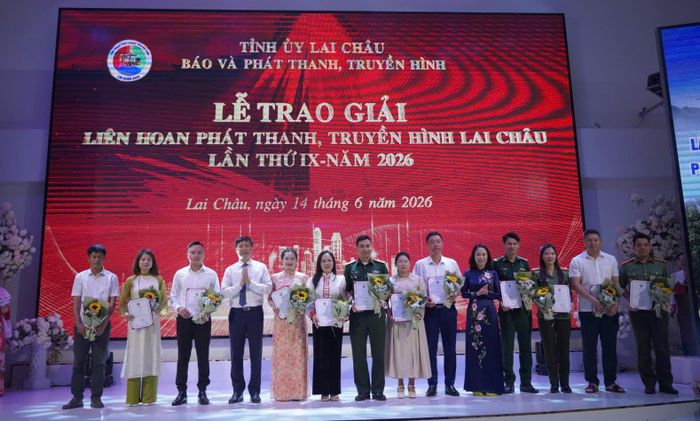 Các đồng chí Lê Đức Dục - Ủy viên Ban Thường vụ Tỉnh ủy, Trưởng Ban Tuyên giáo và Dân vận Tỉnh ủy; Đào Bích Vân - Tỉnh ủy viên, Giám đốc Báo và Phát thanh, Truyền hình Lai Châu trao giải nhì cho các tác giả, nhóm tác giả.