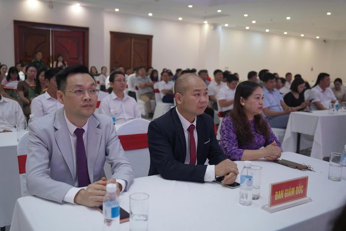 Đại biểu tham dự buổi lễ.