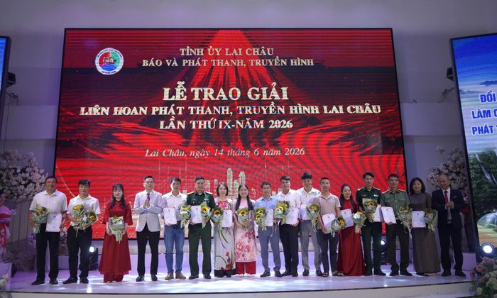 Ban Tổ chức trao giải ba cho các tác giả, nhóm tác giả.