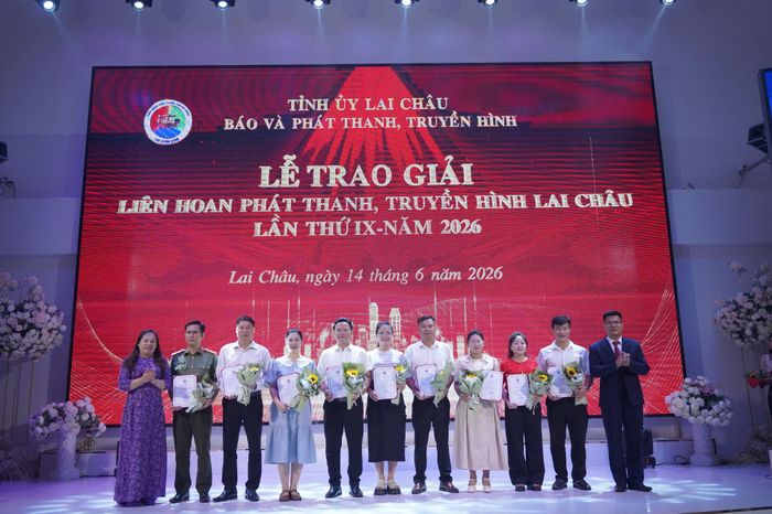 ... trao giải khuyến khích cho các tác giả, nhóm tác giả.