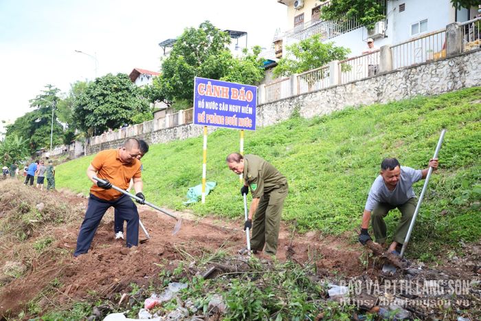 Các lực lượng phát quang bụi rậm dọc tuyến kè sông 