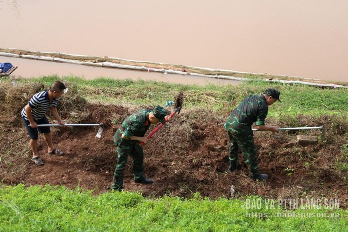 Lực lượng vũ trang trên địa bàn phường tham gia phát quang dọc tuyến kè sông