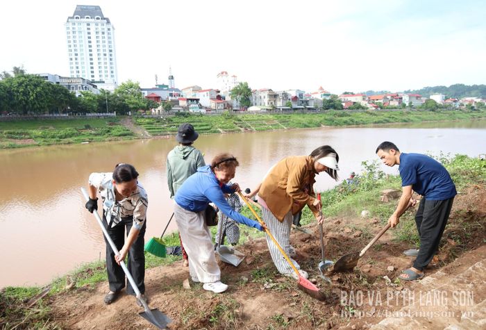 Người dân tham gia dọn dẹp vệ sinh khu vực kè sông