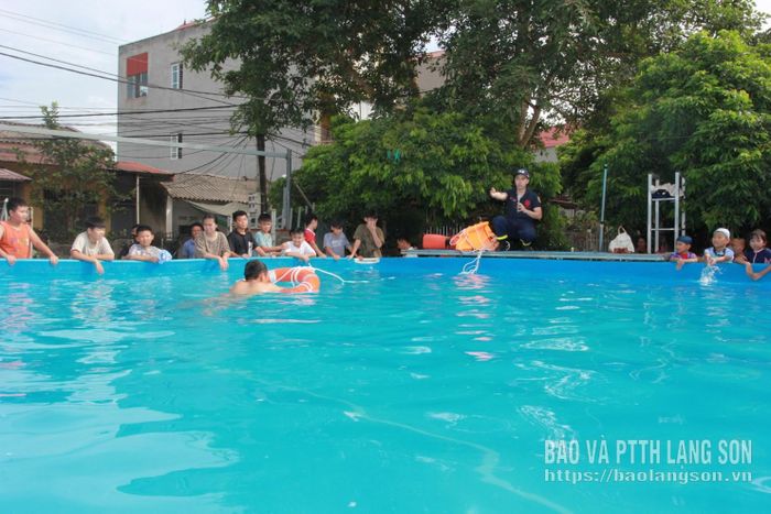 Các em thiếu nhi được hướng dẫn kỹ năng xử lý sự cố trong môi trường nước