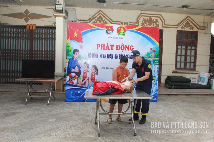 Thiếu nhi thực hành kỹ năng cấp cứu cho người bị đuối nước