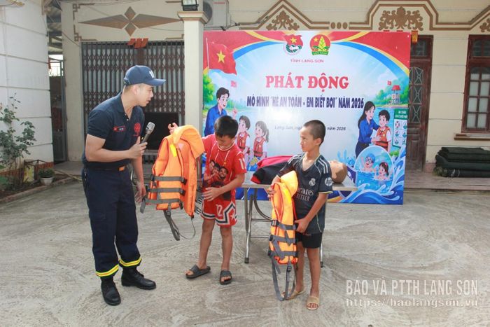 Thiếu nhi phường Tam Thanh thực hành mặc áo phao đúng cách