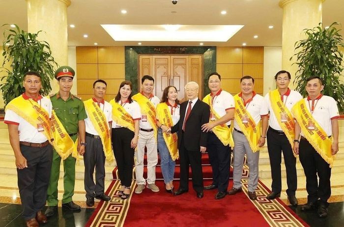Anh Nguyễn Thế Kỷ chụp ảnh lưu niệm cùng Tổng Bí thư Nguyễn Phú Trọng tại Phủ Chủ tịch năm 2022.