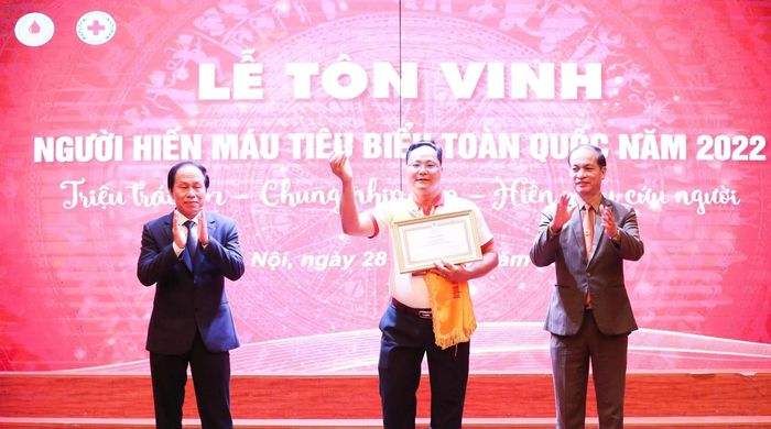 Anh Nguyễn Thế Kỷ được vinh danh tại Lễ tôn vinh người hiến máu tiêu biểu toàn quốc năm 2022.