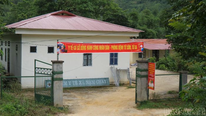 Trạm Y tế xã Nậm Chày đã xuống cấp sau 20 năm xây dựng.