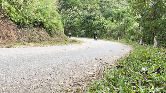Nhiều người nghiện hàng ngày vẫn phải đi 30km ra trung tâm xã Văn Bàn để uống thuốc Methadone.