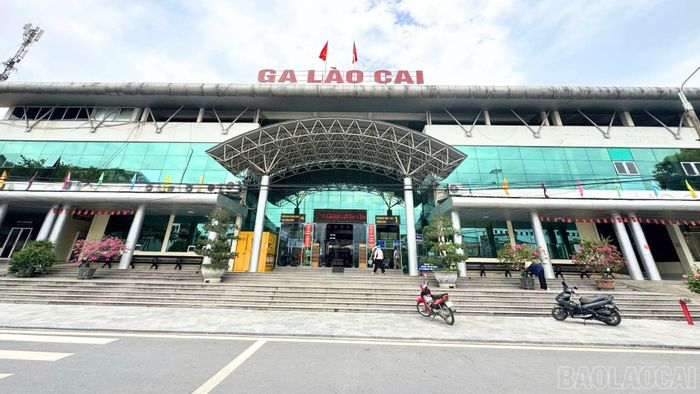 12 giờ 5 phút, đoàn tàu SP8 từ từ rời ga Lào Cai, bắt đầu hành trình về ga Yên Bái. Tiếng còi tàu vang lên giữa sân ga như đánh thức những ký ức quen thuộc của một thời tàu hỏa là phương tiện gắn bó với biết bao thế hệ người dân vùng cao.