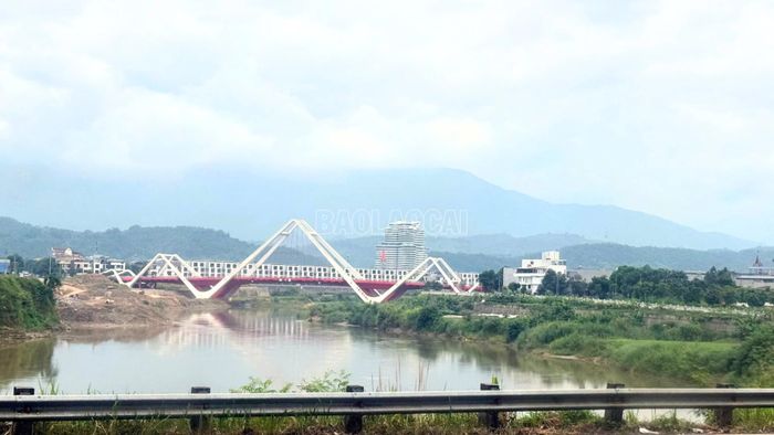 Đặc biệt, đoàn tàu đi qua phường Lào Cai, du khách sẽ được ngắm nhìn cầu Phú Thịnh - cây cầu bắc ngang qua sông Hồng mang nhiều ý nghĩa, biểu tượng cho sự phát triển, phồn thịnh của Lào Cai ngày mới.