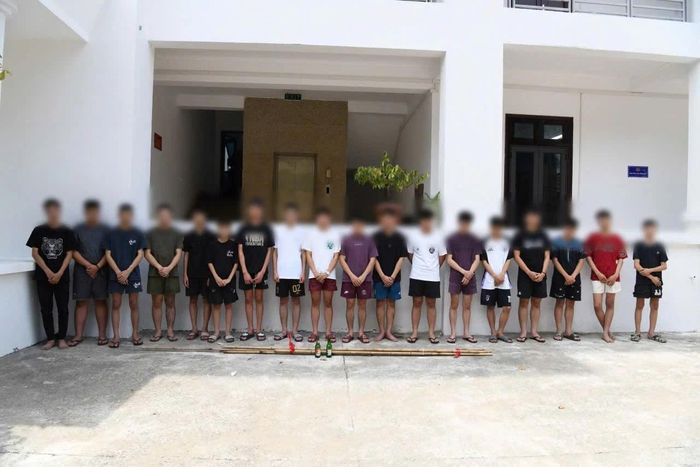 18 thanh, thiếu niên tại cơ quan công an.
