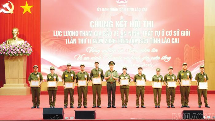 Lãnh đạo các sở, ngành trao giải cho các đội có thành tích xuất sắc.