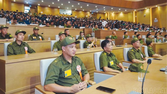 Các đại biểu và các đội tham dự bế mạc hội thi.