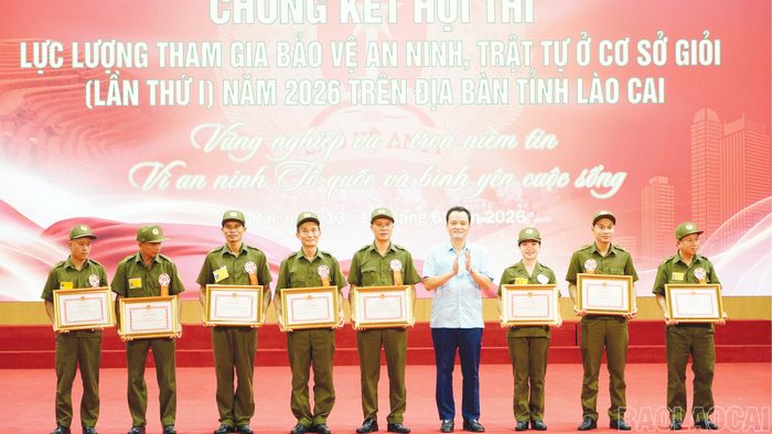 Phó Chủ tịch UBND tỉnh Giàng Quốc Hưng trao Bằng khen của UBND tỉnh cho các cá nhân và tập thể.