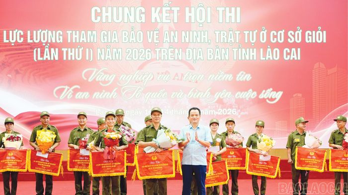 Đồng chí Giàng Quốc Hưng - Phó Chủ tịch UBND tỉnh, Trưởng Ban Chỉ đạo Hội thi trao giải Nhất cho đội thi cụm số 16.