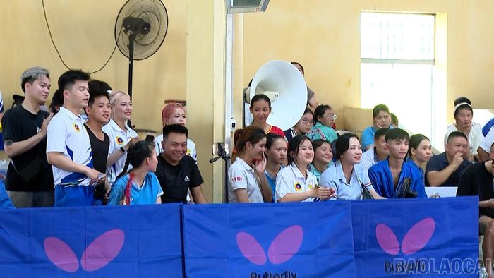 Khán giả thích thú khi xem các trận đấu tại giải.