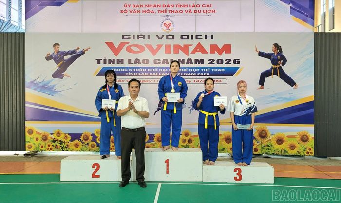 Ban tổ chức trao các hạng mục giải tại Giải vô địch Vovinam tỉnh Lào Cai năm 2026.