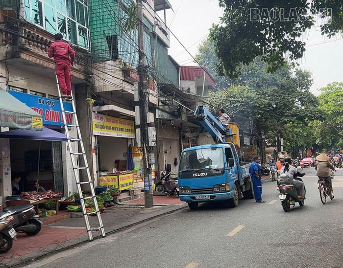 Các đơn vị viễn thông phối hợp bó gọn hoặc ngầm hóa cáp tại một số tuyến đường trên địa bàn phường Lào Cai.