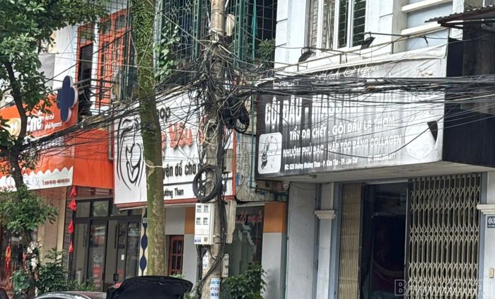 Những sợi cáp viễn thông chằng chịt, thậm chí đứt và treo lơ lửng giữa đường tiềm ẩn nguy hiểm, gây mất mỹ quan đô thị.