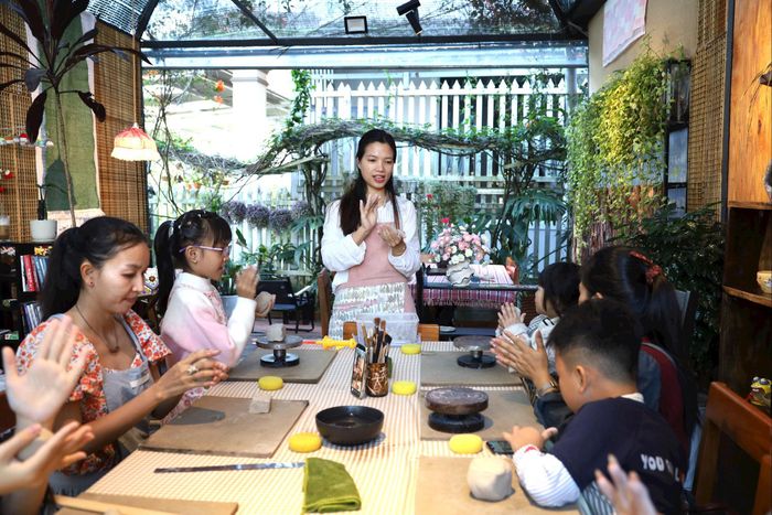 Các em thiếu nhi trải nghiệm học làm gốm tại phường Lâm Viên - Đà Lạt
