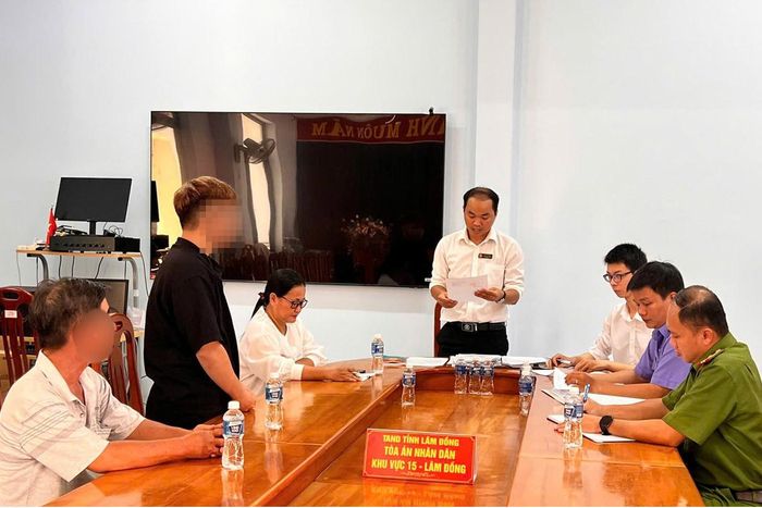 Em P.C.C nghe cán bộ Tòa án nhân dân Khu vực 15 - Lâm Đồng công bố quyết định áp dụng biện pháp xử lý chuyển hướng