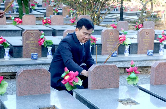 Ủy viên Ban Chấp hành Trung ương Đảng, Phó Bí thư Tỉnh ủy, Chủ tịch UBND tỉnh Hồ Văn Mười thắp hương lên phần mộ liệt sĩ