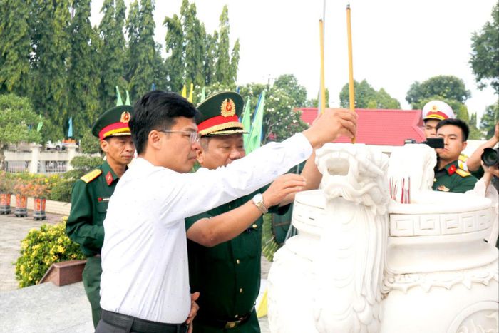 Đồng chí Đinh Văn Tuấn, Tỉnh ủy viên, Phó Chủ tịch UBND tỉnh dâng hương tưởng nhớ các anh hùng liệt sĩ